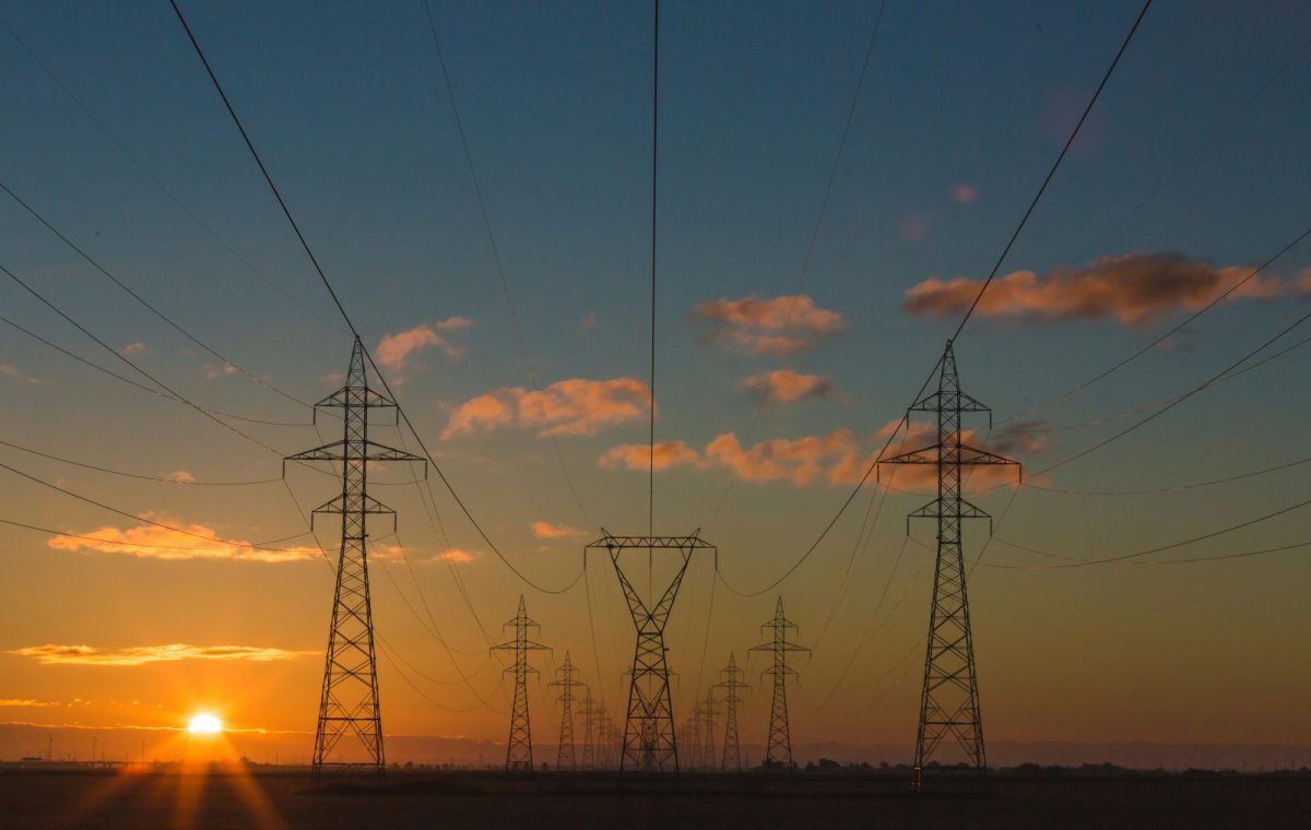 Gün batımında elektrik iletim hatları ve enerji altyapısı