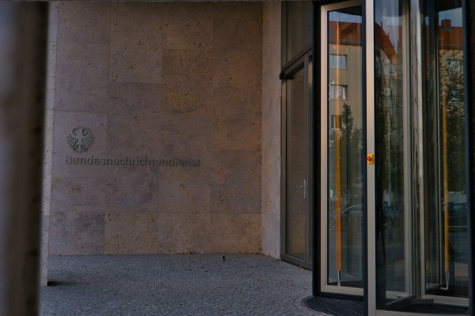 Eski BND Başkanı Hanning hakkında casusluk soruşturması: Yaklaşık 2 bin belge inceleniyor Berlin'deki Federal İstihbarat Servisi BND binası; dosya fotoğrafı