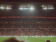 Rhein derbisinde Köln güldü: Borussia Mönchengladbach’ı 2-1 yendi Futbol sahası ve tribünler; Bundesliga haberi için temsili görsel