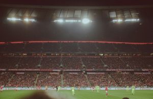 Rhein derbisinde Köln güldü: Borussia Mönchengladbach’ı 2-1 yendi Futbol sahası ve tribünler; Bundesliga haberi için temsili görsel