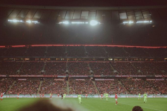 Rhein derbisinde Köln güldü: Borussia Mönchengladbach’ı 2-1 yendi Futbol sahası ve tribünler; Bundesliga haberi için temsili görsel