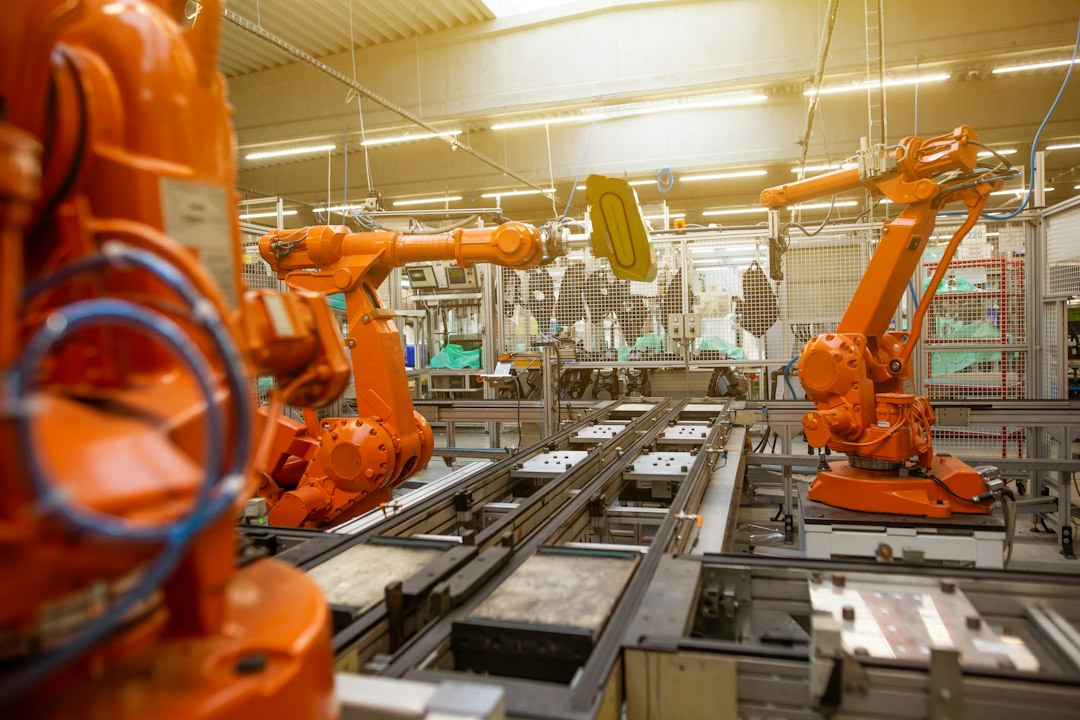 Fabrikada otomatik üretim yapan endüstriyel robotlar