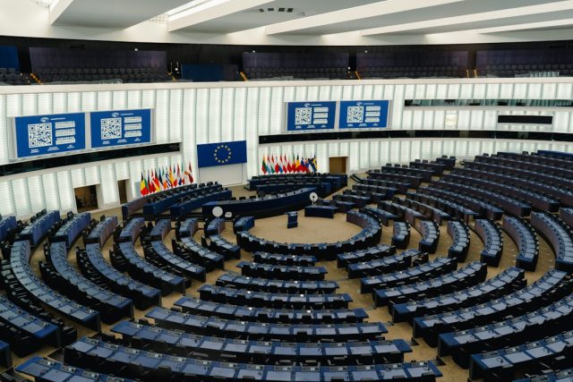 Eyalet meclisi - genel parlamento görseli Kademeli oturma düzenine sahip modern parlamento salonu