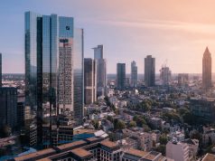 Deutsche Bank CEO’sundan seçim sonuçları uyarısı: Yatırımcılar Almanya’dan uzaklaşabilir Frankfurt finans merkezindeki yüksek binalar; Almanya ekonomisi ve yatırım ortamını temsilen kullanılan görsel.