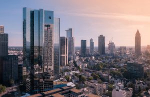 Deutsche Bank CEO’sundan seçim sonuçları uyarısı: Yatırımcılar Almanya’dan uzaklaşabilir Frankfurt finans merkezindeki yüksek binalar; Almanya ekonomisi ve yatırım ortamını temsilen kullanılan görsel.