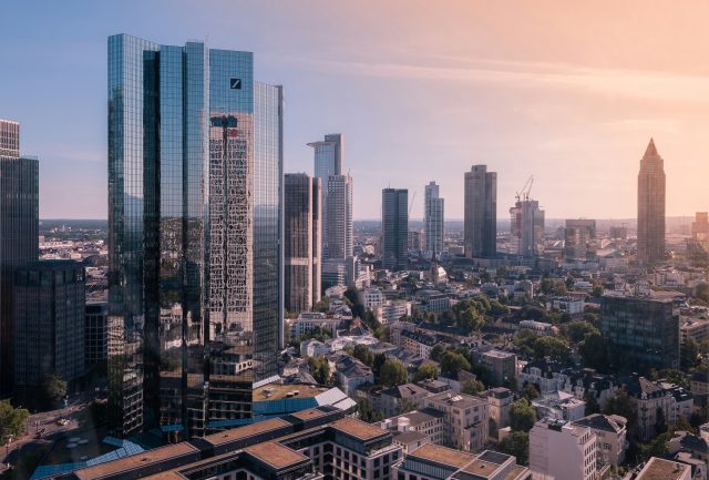 Frankfurt finans merkezi Frankfurt finans merkezindeki yüksek binalar; Almanya ekonomisi ve yatırım ortamını temsilen kullanılan görsel.