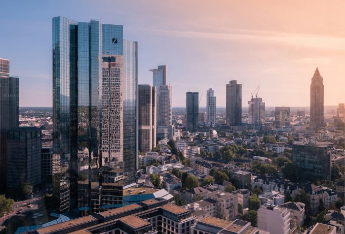 Deutsche Bank CEO’sundan seçim sonuçları uyarısı: Yatırımcılar Almanya’dan uzaklaşabilir Frankfurt finans merkezindeki yüksek binalar; Almanya ekonomisi ve yatırım ortamını temsilen kullanılan görsel.
