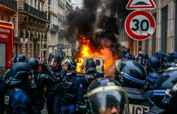 Fransa’da protestolar sürüyor: 70 bin polis ve jandarma görevlendirildi