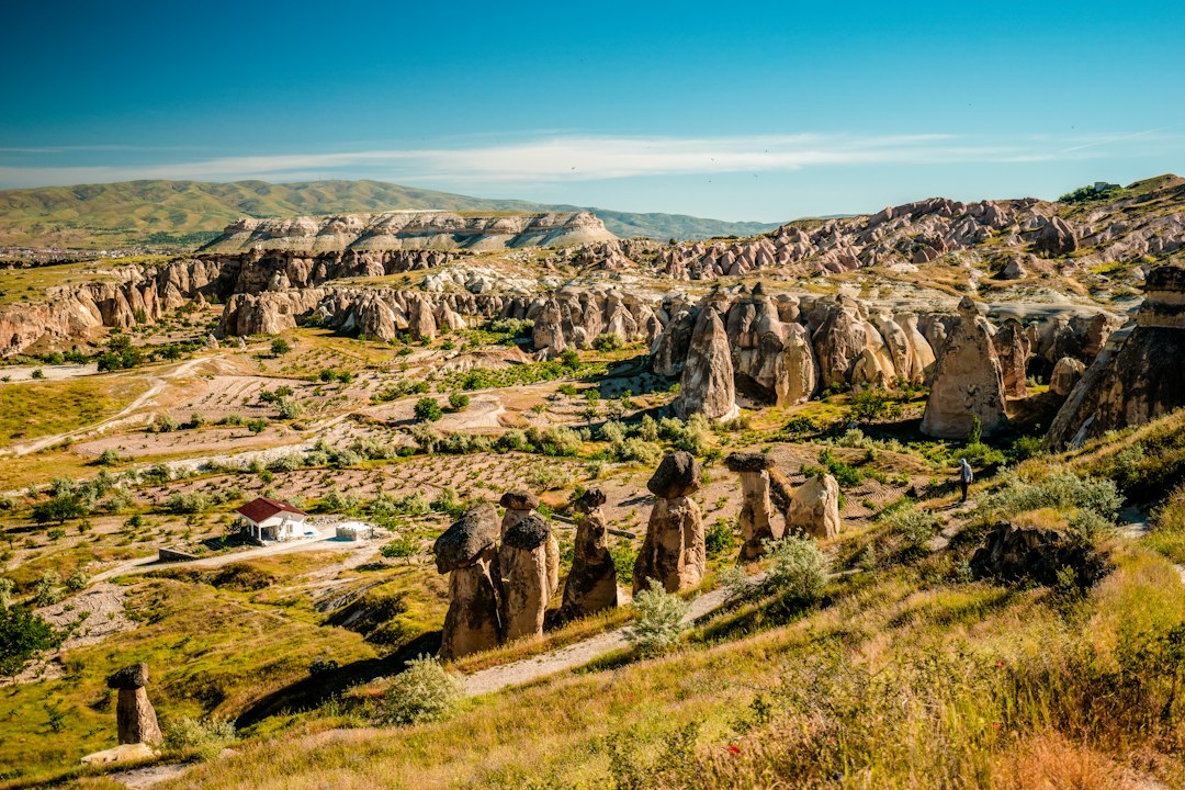 Kapadokya'da doğal kaya oluşumları ve peribacaları