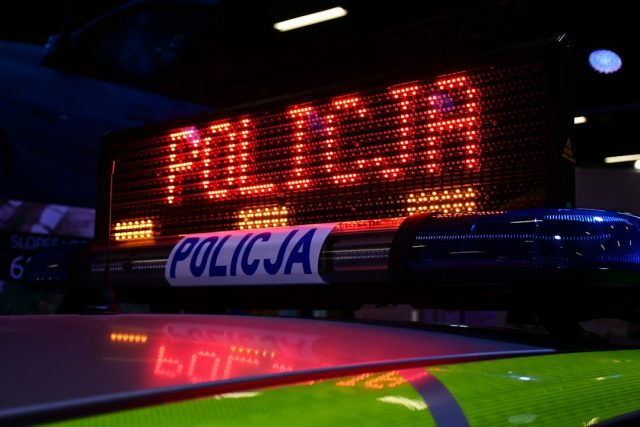 Polis aracı; Polonya'daki Starlink istasyonu yangını soruşturmasına ilişkin haber için kullanılan genel görsel