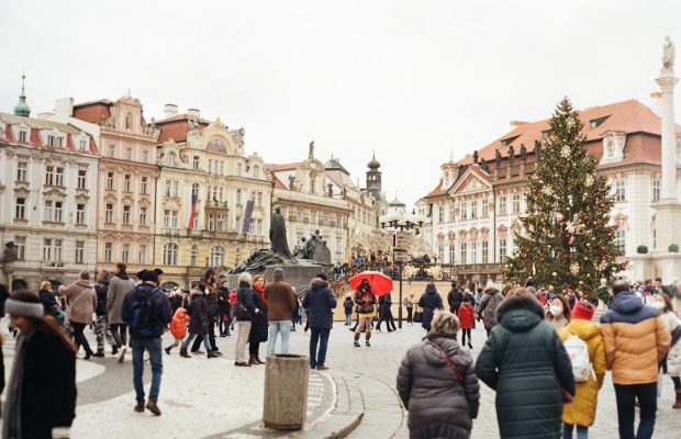 Prag’da binlerce kişi kamu yayıncılarının bağımsızlığı için protesto düzenledi