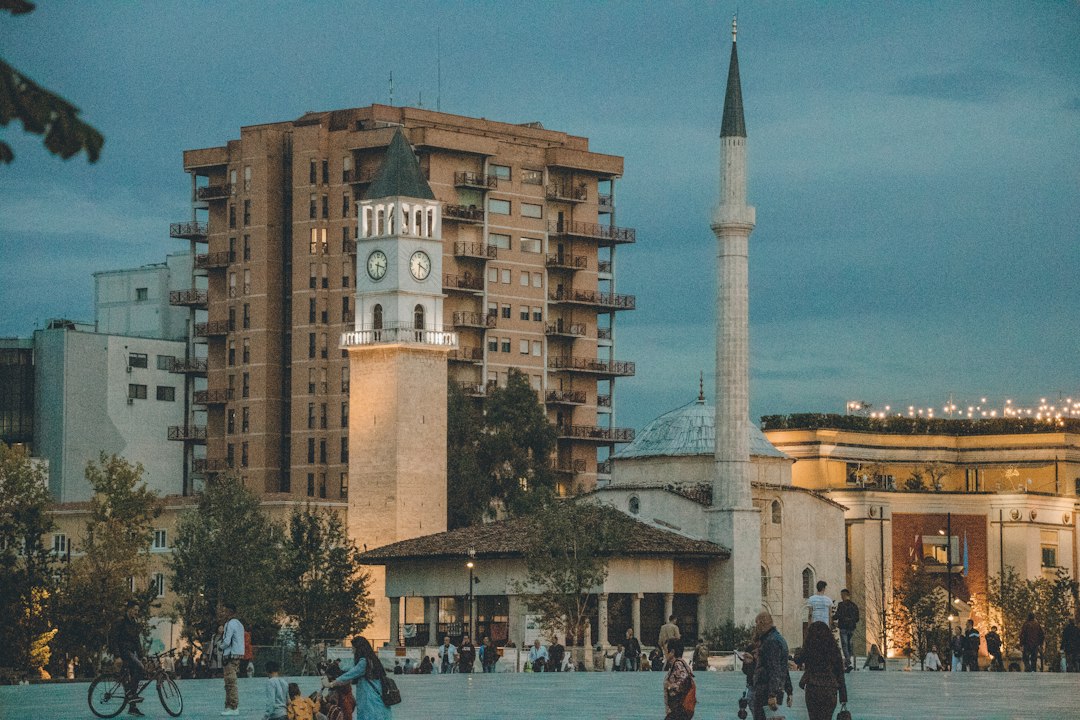 Arnavutluk'un başkenti Tiran'da şehir merkezi ve meydandan genel görünüm