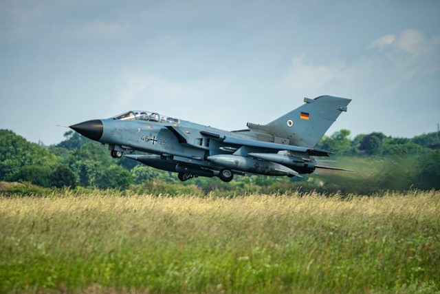Panavia-Tornado-Kampfjet bei einer Flugvorführung; Symbolbild.