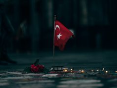 Almanya’da Türk iş insanları için vize kolaylığının kapsamı genişletiliyor Türkiye-Almanya ekonomik ilişkilerini temsil eden Türk bayrağı