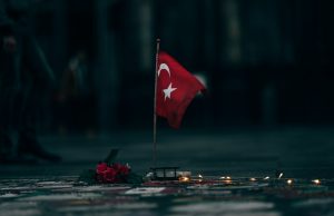 Almanya’da Türk iş insanları için vize kolaylığının kapsamı genişletiliyor Türkiye-Almanya ekonomik ilişkilerini temsil eden Türk bayrağı