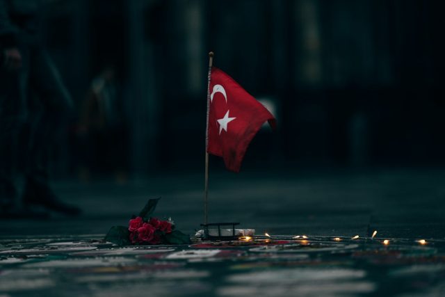 Türkiye-Almanya ekonomik ilişkilerini temsil eden Türk bayrağı