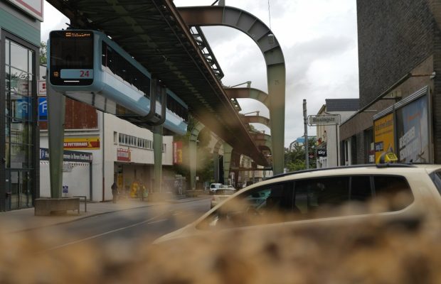 Wuppertal’da Schwebebahn aracı elektrik kesintisi nedeniyle durdu: 24 yolcu tahliye edildi