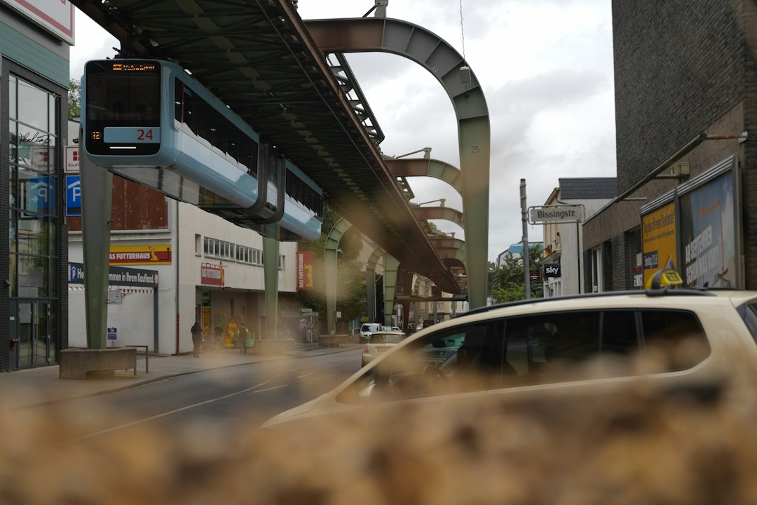 Wuppertal'da caddelerin üzerinden geçen asılı tren