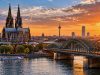 Köln’de panayırda bıçaklı saldırı: Kadını ağır yaralayan şüpheli aranıyor Köln Katedrali ve Ren Nehri çevresini gösteren şehir manzarası