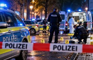 Köln merkezli soruşturmada 10 şüpheli gözaltına alındı Polis şeridi ve acil durum ışıklarıyla güvenlik temalı temsili görsel